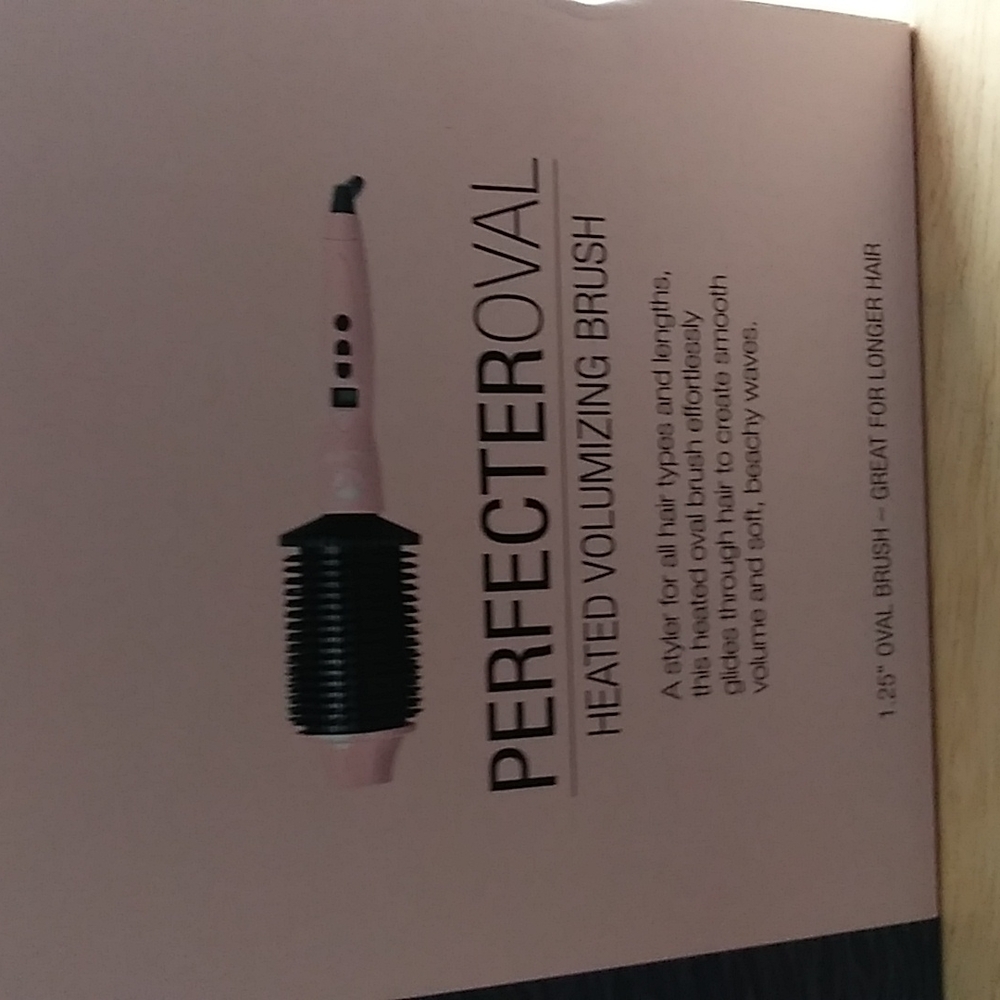 Heated oval voluminzing brush